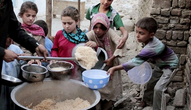 Potret Anak-anak Gaza sedang mengntri makanan